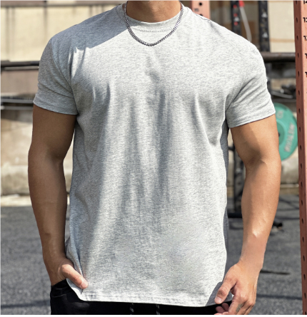 Grijze katoenen T-shirt voor heren, casual en comfortabel, ideaal voor dagelijks gebruik of sport. Perfecte pasvorm, modieus en veelzijdig.