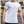 Man in witte T-shirt, buiten, gespierd, casual kleding, zomermode, stadsachtergrond, fitness, herenkleding, comfortabele pasvorm.