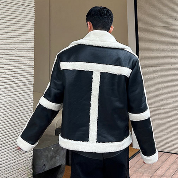Man in zwarte leren jas met witte schapenvacht accenten, rugaanzicht. Modieuze winterkleding, warme jas voor heren, trendy design.