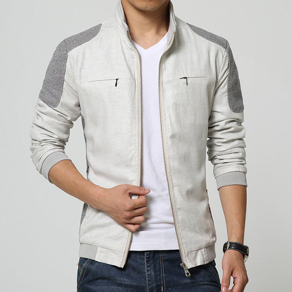 Grijze zomerjas voor heren met ritssluiting, contrasterende schouderstukken en zakken. Stijlvolle casual jas, perfect voor lente en zomer.