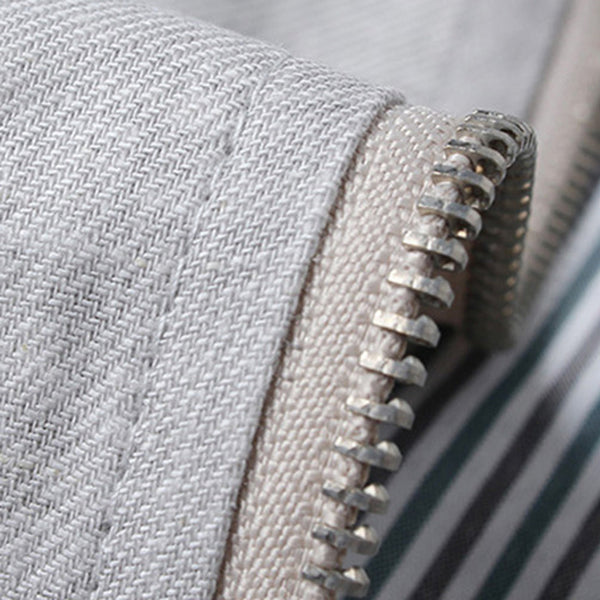 Grijze zomerjas voor heren met metalen ritssluiting, close-up van textuur en stiksels. Stijlvolle en duurzame herenmode.