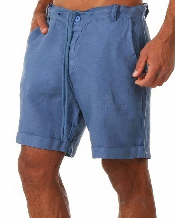 Blauwe linnen korte broek voor heren, casual zomerstijl, comfortabele pasvorm, met knoopsluiting en opgerolde zoom, ideaal voor warme dagen.