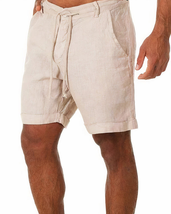 Beige linnen herenshorts met strikceintuur, casual zomerkleding, comfortabele pasvorm, geschikt voor strand en vrije tijd.