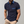Donkerblauw heren poloshirt met kraag en borstzak, korte mouwen, contrasterende blauwe accenten. Stijlvol en casual voor elke gelegenheid.