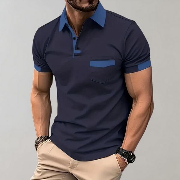 Donkerblauw heren poloshirt met kraag en borstzak, korte mouwen, contrasterende blauwe accenten. Stijlvol en casual voor elke gelegenheid.