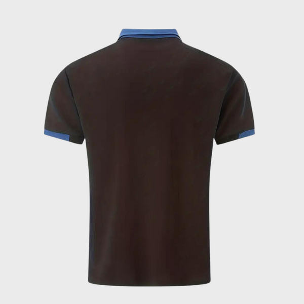 Zwarte herenpolo met blauwe kraag en mouwboorden, stijlvolle casual kleding, hoogwaardige stof, perfect voor dagelijks gebruik en sportieve gelegenheden.