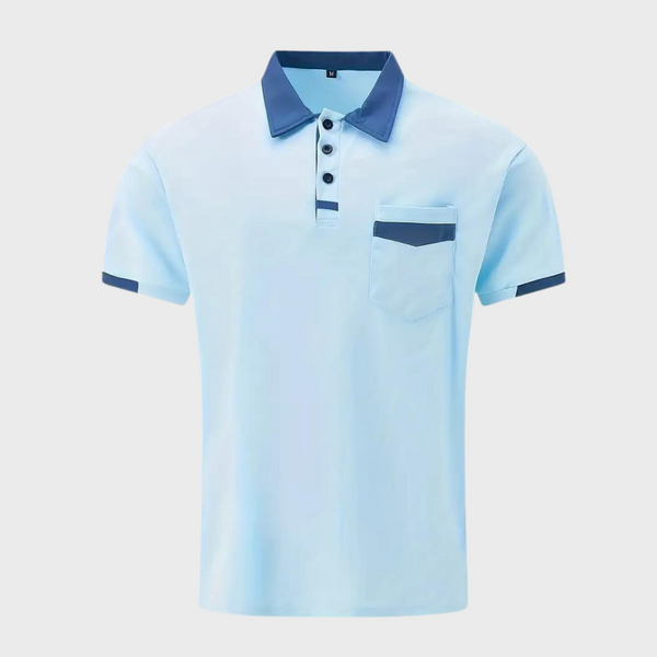Lichtblauw heren poloshirt met donkerblauwe kraag en knopen, borstzak en contrasterende mouwdetails. Stijlvol en casual herenkleding.
