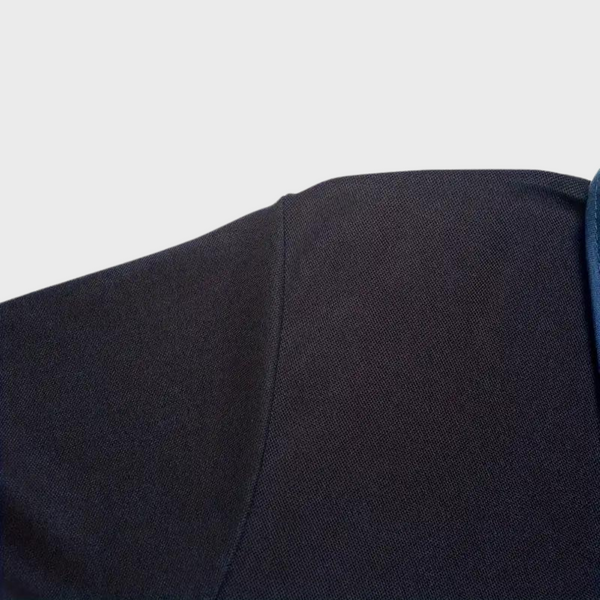 Donkerblauw heren poloshirt, detail van schouder en kraag, hoogwaardige stof, casual en stijlvol, geschikt voor dagelijks gebruik.