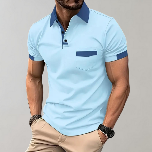 Lichtblauw heren poloshirt met donkerblauwe kraag en borstzak, korte mouwen, casual stijl. Perfect voor zomermode en vrijetijdskleding.