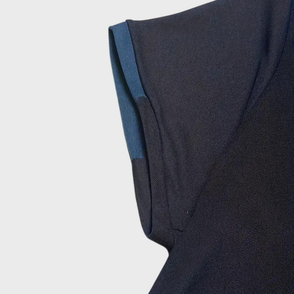 Donkerblauw heren poloshirt met korte mouwen, gemaakt van ademende stof. Ideaal voor casual en sportieve gelegenheden. Comfortabel en stijlvol.