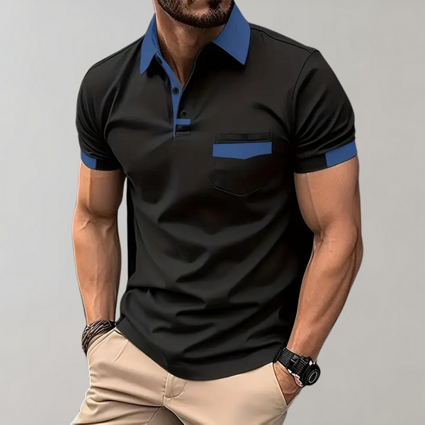 Heren poloshirt zwart met blauwe kraag en mouwdetails, borstzak, korte mouwen. Stijlvol en modern design, perfect voor casual en zakelijke gelegenheden.