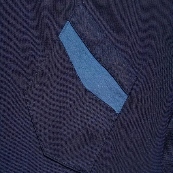 Donkerblauw heren poloshirt met borstzak, contrasterende lichtblauwe bies, casual kleding, stijlvolle herenkleding, modieus en comfortabel.