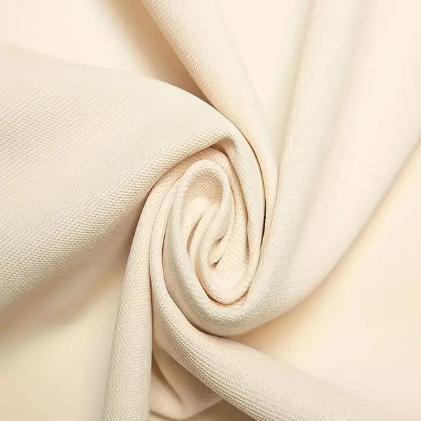 Beige katoenen stof close-up, gedraaid in een spiraalpatroon. Perfect voor modeontwerp, textielproductie en interieurdecoratie.