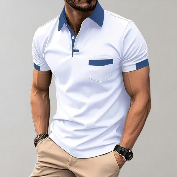 Witte herenpolo met blauwe kraag en mouwboorden, borstzakje, gedragen door man. Stijlvolle casual herenkleding, perfect voor zomerse dagen.