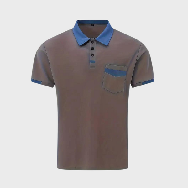 Bruin heren poloshirt met blauwe kraag en knopen, borstzak met blauwe accenten. Stijlvol en modern ontwerp, ideaal voor casual en zakelijke gelegenheden.