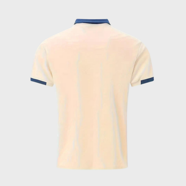 Beige heren poloshirt met korte mouwen en blauwe kraag, stijlvolle casual kleding, perfect voor zomerse outfits.