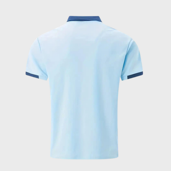 Lichtblauw heren poloshirt met donkerblauwe kraag en mouwboorden, stijlvolle casual mode, perfect voor zomerse outfits.