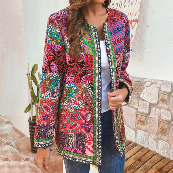 Vrouw draagt kleurrijke bohemian jas met etnische patronen, ideaal voor modieuze herfstoutfits. Perfect voor casual en trendy stijlen.