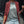 Vrouw in rode geruite blazer, grijs T-shirt met 