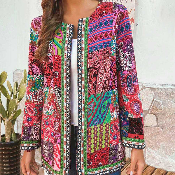 Vrouw draagt kleurrijke boho-chic jas met etnische patronen, ideaal voor modieuze herfstoutfits. Perfecte mix van stijl en comfort.