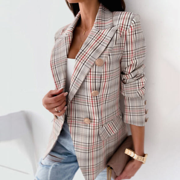 Vrouw in rood geruite blazer met dubbele rij knopen, casual stijl. Modieuze dameskleding, perfect voor herfst en winter. Elegante outfit.