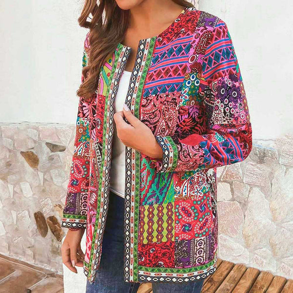 Vrouw draagt kleurrijke boho jas met etnische patronen, lange mouwen en open voorkant. Perfect voor casual en trendy herfstmode.