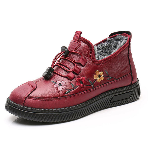 Rode leren damesschoen met bloemenborduursel, warme voering en zwarte rubberen zool. Comfortabele en stijlvolle casual sneaker.