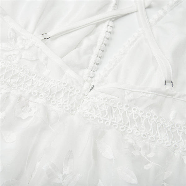 Witte kanten jurk met bloemenpatroon en ritssluiting, elegante damesmode, verfijnde textuur, perfect voor bruiloften en speciale gelegenheden.