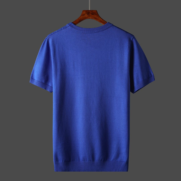 Koningsblauw T-shirt met korte mouwen, gemaakt van katoen, hangend aan houten hanger tegen grijze achtergrond. Perfect voor casual herenmode.