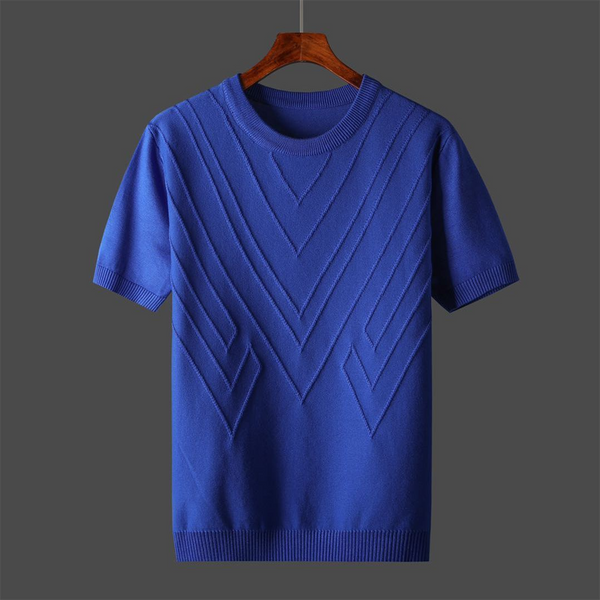 Koningsblauw T-shirt met korte mouwen, geometrisch patroon, uniseks, katoen, casual mode, op houten hanger tegen grijze achtergrond.