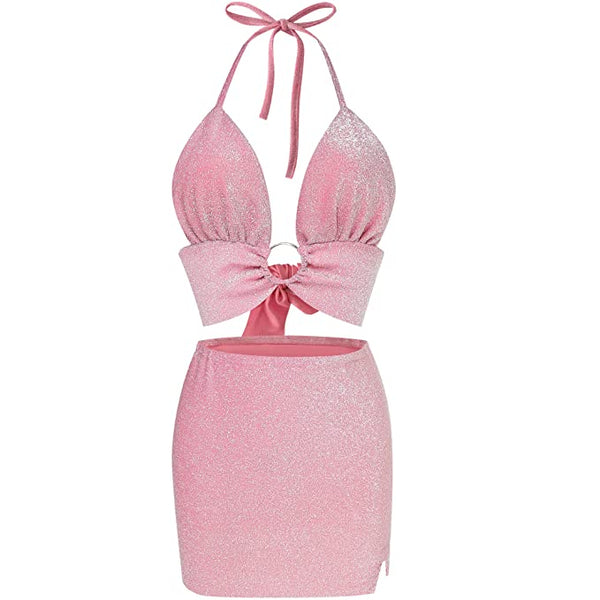Roze glitter festivaloutfit met haltertop en minirok, perfect voor zomerse evenementen. Trendy en opvallende festivalmode voor dames.