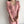 Vrouw in roze gebreide jurk met kabelpatroon en parelketting, modieuze dameskleding, elegante stijl, herfstmode, trendy outfit.
