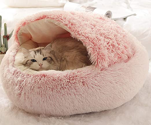 Kat in roze pluche kattenmand, comfortabel liggend. Perfect voor huisdieren, zachte kattenbedden, huisdieraccessoires, kattencomfort.