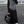 Persoon in grijze gilet en zwarte rok met zwarte handtas en bruine slippers op straat. Modieuze herfstoutfit, casual stijl, stedelijke mode.
