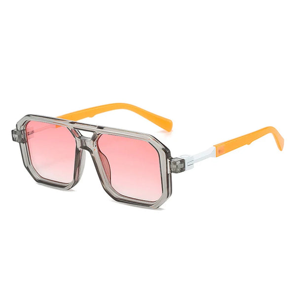 Transparante zonnebril met roze glazen en oranje poten, vierkant montuur. Trendy unisex accessoire, ideaal voor mode en UV-bescherming.