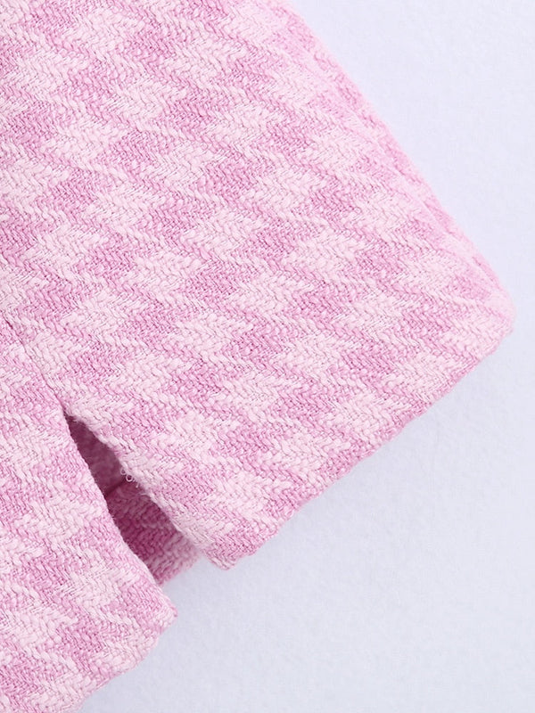 Roze en witte pied-de-poule stof, close-up. Textuur van geweven materiaal, modetrend, textielontwerp, kledingstof, detailopname.