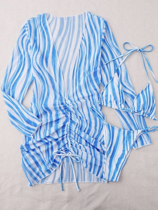 Blauw-wit gestreepte strandjurk met diepe V-hals en bijpassende bikini. Perfect voor zomerse dagen aan het strand. Modieuze strandkleding.