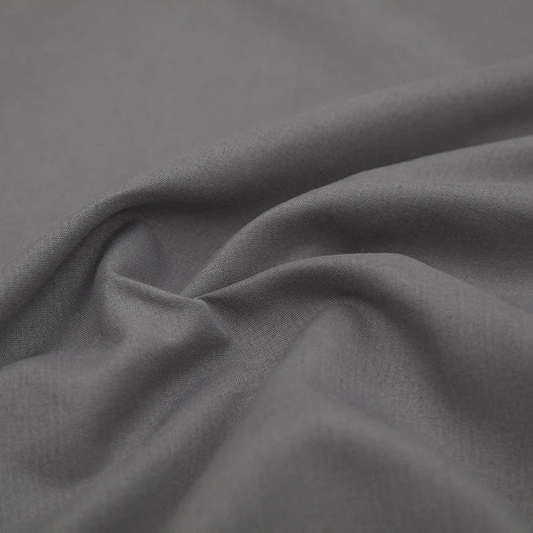Grijze katoenen stof close-up, zachte textuur, geschikt voor kleding en interieur, hoogwaardige kwaliteit, duurzaam en ademend materiaal.