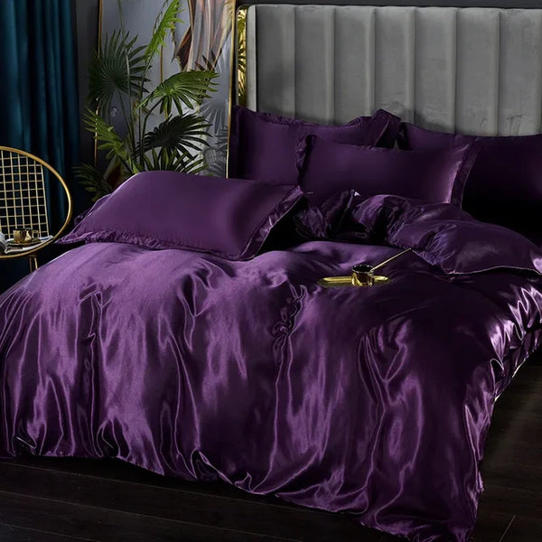 Luxe paars satijnen dekbedovertrek op kingsize bed met kussens, gouden decoratie en groene planten; slaapkamerinrichting, elegantie, comfort.