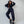 Vrouw in zwarte hoodie en joggingbroek poseert tegen witte achtergrond, draagt chunky sneakers. Modieuze streetwear outfit, casual stijl.