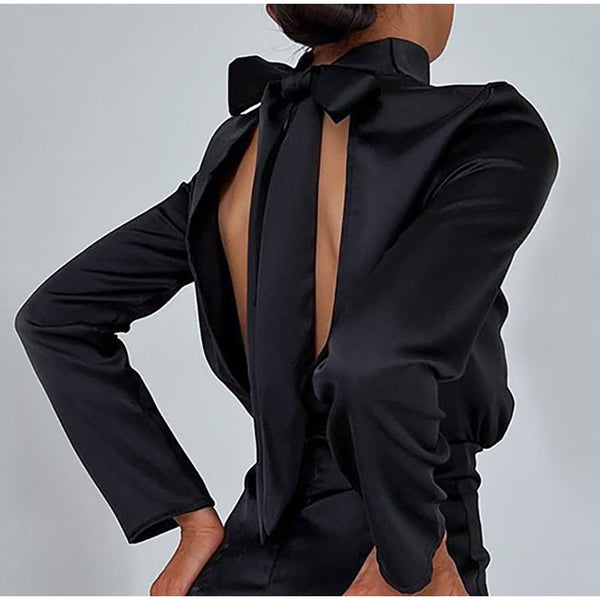 Zwarte satijnen blouse met open rug en strikdetail, elegante damesmode, stijlvolle avondkleding, chique design, modetrend 2023.