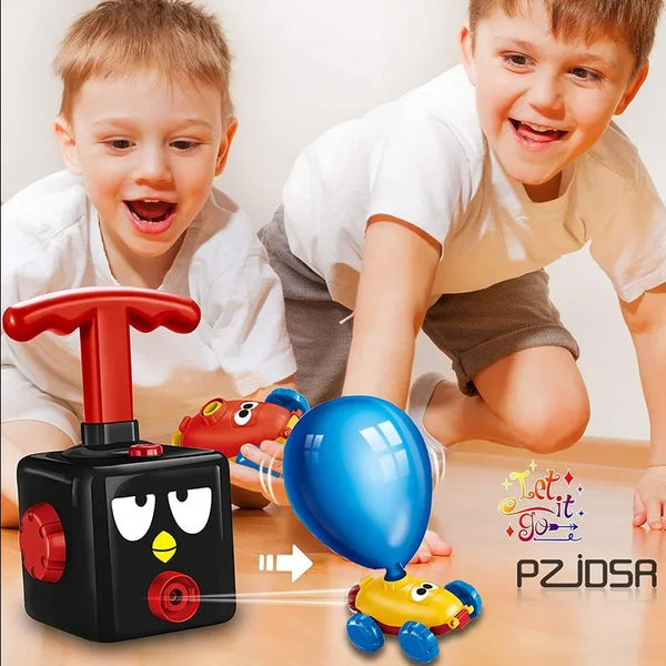 Twee kinderen spelen met een speelgoedauto aangedreven door een ballonpomp. Educatief speelgoed, creatief spel, kindervermaak.