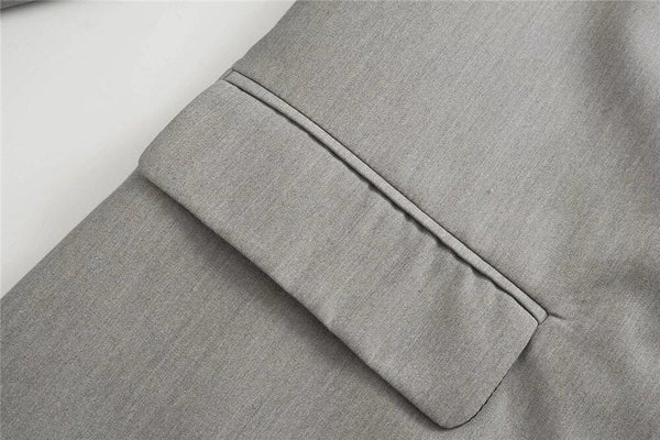 Grijze wollen jas met elegante revers, close-up van de stoftextuur. Hoogwaardige herenkleding, stijlvolle zakelijke mode.