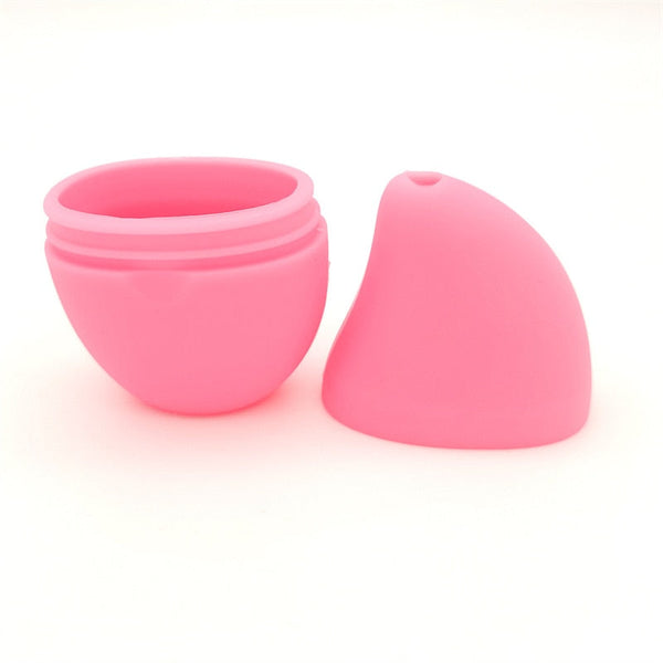Roze siliconen eivormige container met afneembaar deksel, ideaal voor cosmetica-opslag. Compact en herbruikbaar, perfect voor reizen.