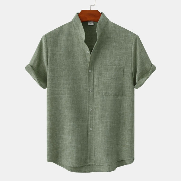 Groene linnen herenoverhemd met korte mouwen en opstaande kraag, casual stijl, ideaal voor zomermode. Comfortabel en ademend materiaal.