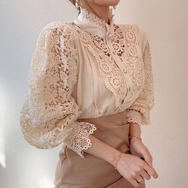 Elegante beige kanten blouse met lange mouwen en gedetailleerd patroon, perfect voor modieuze dameskleding en stijlvolle outfits.
