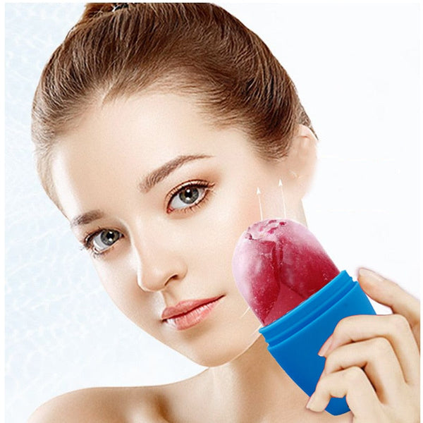Vrouw gebruikt blauwe ijsroller op gezicht voor huidverzorging. IJsroller, gezichtsverzorging, huidverjonging, beauty routine, anti-aging.