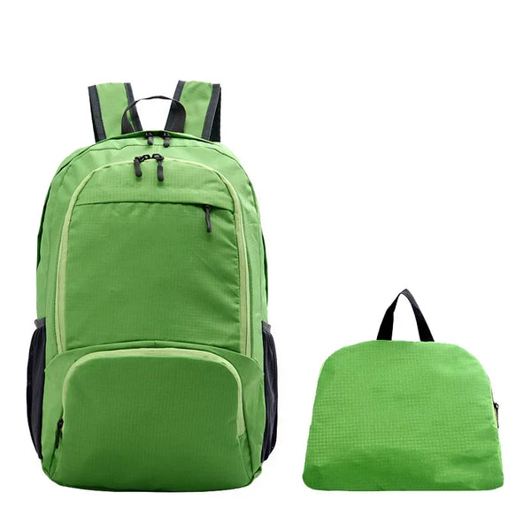 Groene opvouwbare rugzak met meerdere vakken, naast een compacte opbergtas. Ideaal voor reizen, wandelen en dagelijks gebruik. Lichtgewicht en duurzaam.