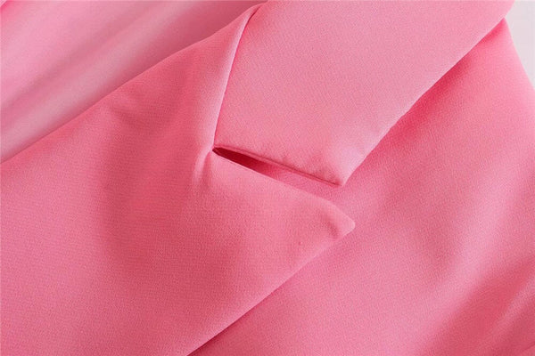 Roze stoffen blazer met scherpe revers, elegante damesmode, hoogwaardige textuur, trendy kledingstuk, stijlvolle zakelijke outfit.