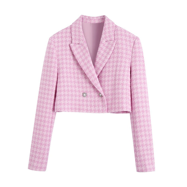 Roze cropped blazer met pied-de-poule patroon, dubbele knopen, lange mouwen. Modieuze damesjas, ideaal voor lente en herfst.